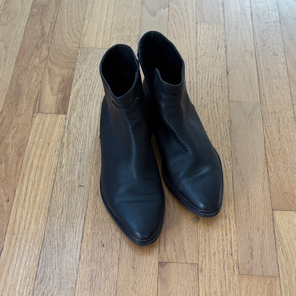 Via Spiga Elegant Black Leather Booties